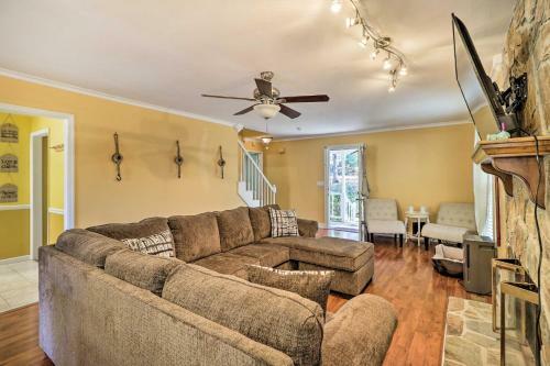 Lakefront Macon Home With Pool, Dock And Fire Pit!