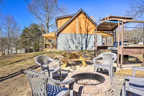 Serene Lakefront Cabin With Deck And Fire Pit!