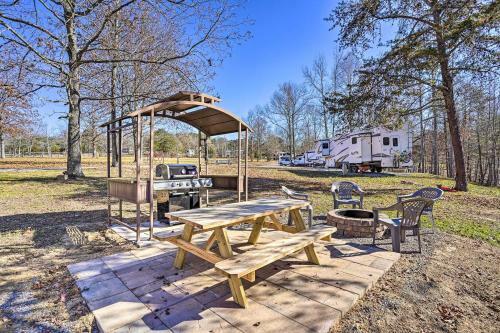 Serene Lakefront Cabin With Deck And Fire Pit!