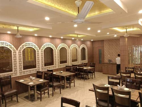 Hotel Janki Inn - Hotel In Sigra