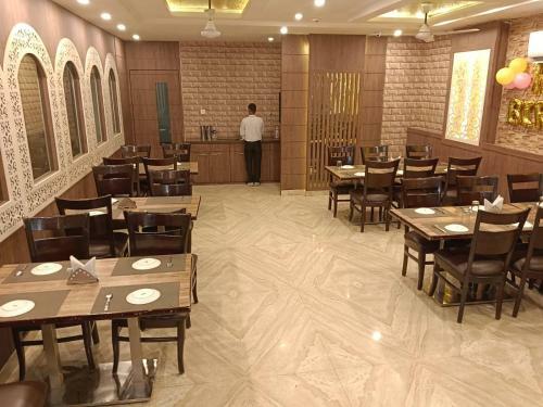 Hotel Janki Inn - Hotel In Sigra