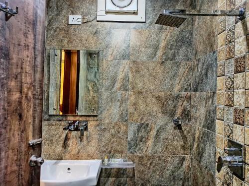 Hotel Janki Inn - Hotel In Sigra