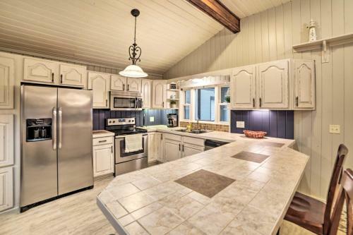 Benton House With Grill, Private Dock And Lake Access!