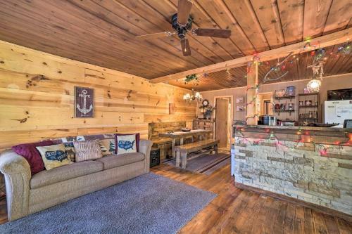 Branson Area Couples Cabin With Spacious Deck!