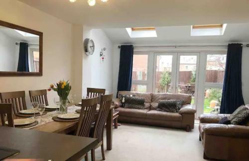 4 Bedroom House In Seaside Town