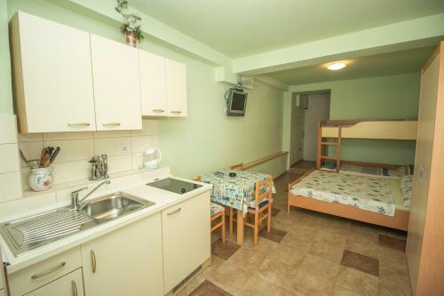 Apartment Perku?i? Nemira Vidovac