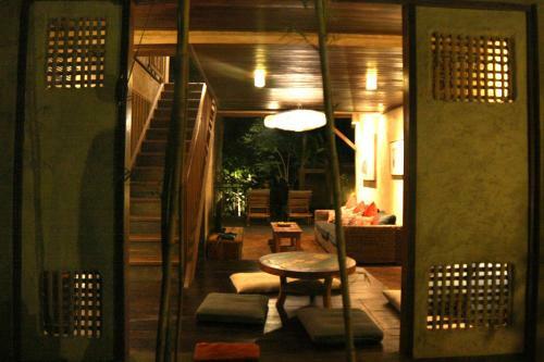 Artist Eco Villa With Wood And Clay