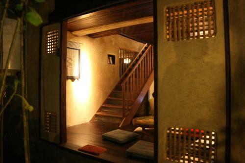 Artist Eco Villa With Wood And Clay