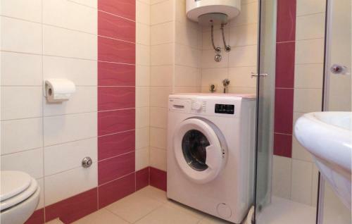 Stunning Home In Mimice With Jacuzzi, Wifi And 3 Bedrooms