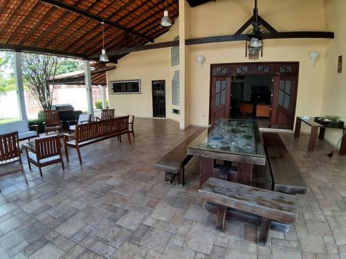 Casa Com 4 Suites E Piscina. �tima Localiza��o.