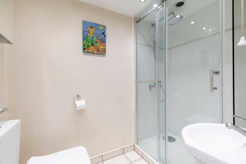 Modern Three Bedroom Home In Gloucester With Hot Tub