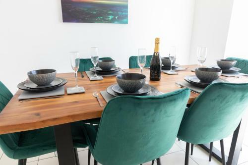 Modern Three Bedroom Home In Gloucester With Hot Tub