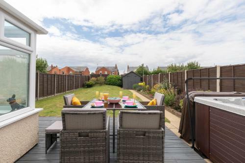 Modern Three Bedroom Home In Gloucester With Hot Tub
