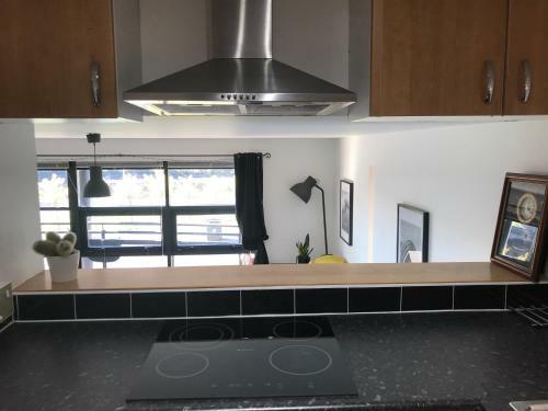 City Centre Riverside Apartment With Private Parking