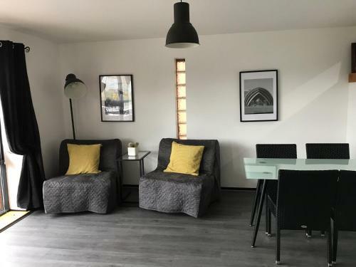 City Centre Riverside Apartment With Private Parking
