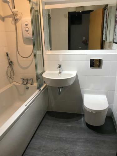 City Centre Riverside Apartment With Private Parking
