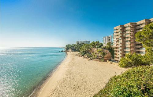 Five-bedroom Holiday Home In Miami Platja