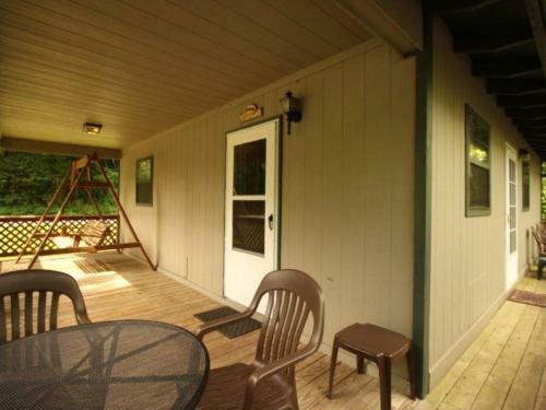 Riverfront Tellico Beach Cabin With Private Front Porch