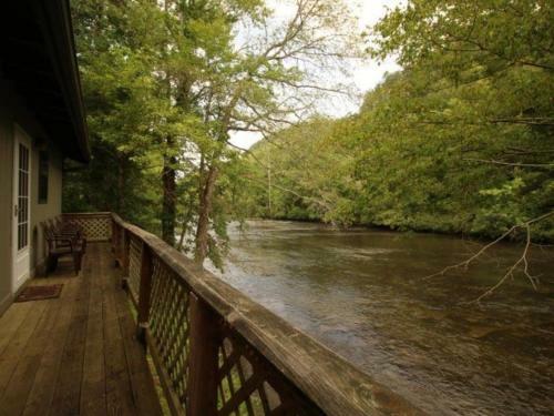 Riverfront Tellico Beach Cabin With Private Front Porch