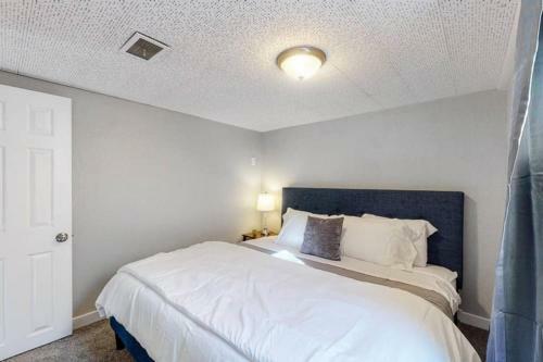 Modern Renovated Lower Level Unit In Littleton
