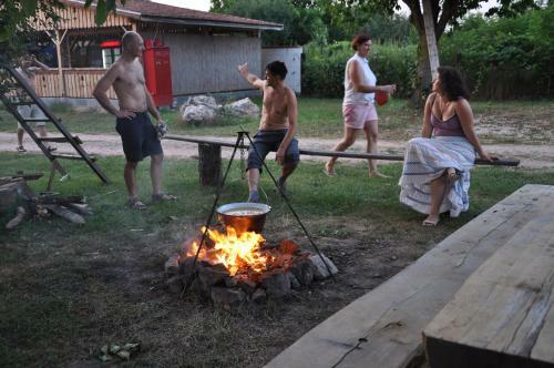 Turul Guesthouse And Camping