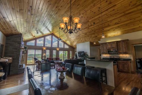 5 O'clock Somewhere - Between Boone & Blowing Rock, Has Hot Tub, Pool Table And Great Views!