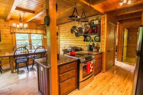 2 Cubs Cabin - Inviting Cabin Near Blowing Rock With Hot Tub, Pool Table, Fire Pit!