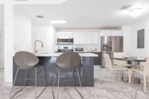 Luxury Quiet 2 Br Midtown With Free Parking