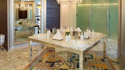 Luxury Condo W Icon With City Views