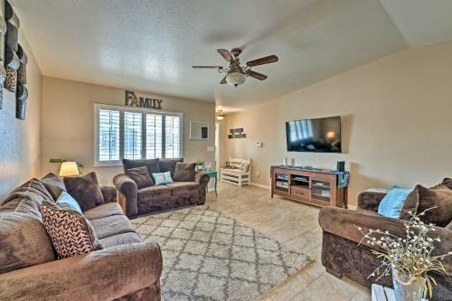 Charming House With Yard About 2 Mi To Lake Havasu!