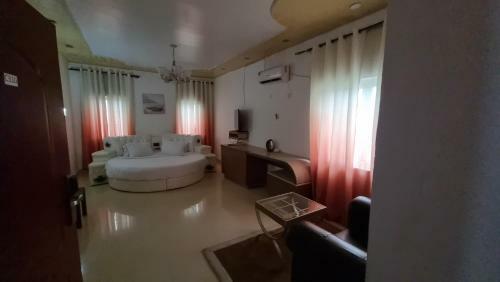 Kings Empire Hotel Sl
