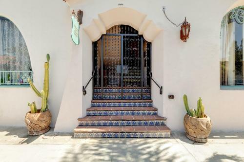 Visit The Beach From A Historic Downtown Apartment - Nrp21-00092