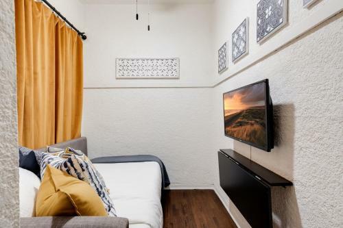 Visit The Beach From A Historic Downtown Apartment - Nrp21-00092