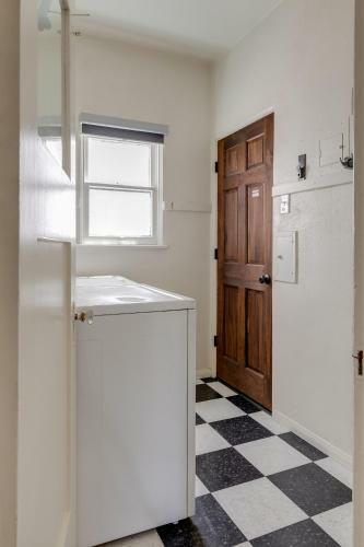 Visit The Beach From A Historic Downtown Apartment - Nrp21-00092