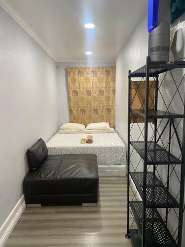 Private Room In Los Angeles W/ AC & Wifi