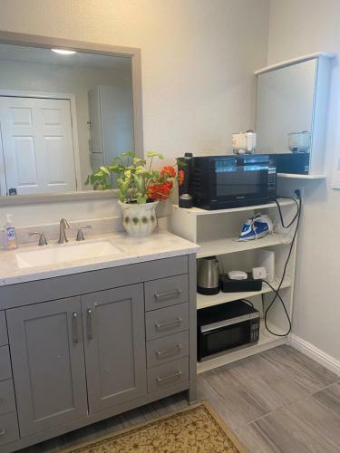 Private Room In Los Angeles W/ AC & Wifi