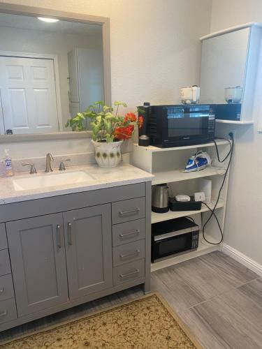 Private Room In Los Angeles W/ AC & Wifi