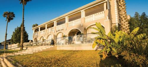 Hotel Russells On The Port