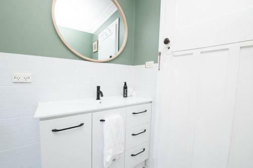 Bindi Cottage, Spacious & Unique, Opposite Pool