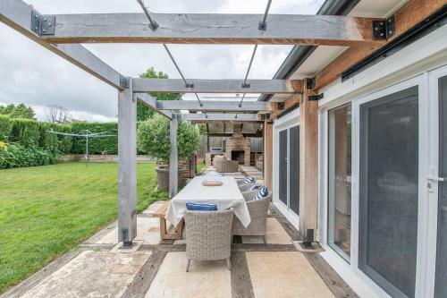 Benview Cottage, 3 Large Living Areas, Sleeps 8, Cbd