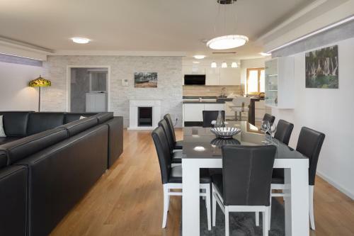 Luxury Green Beach Apartment