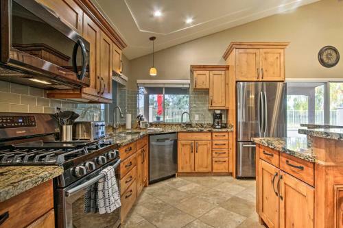 Grand Desert Oasis In Arrowhead Ranch With Pool!