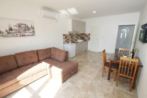 Apartment With Pool Tomic Boka Bay