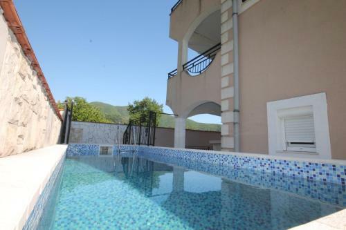 Apartment With Pool Tomic Boka Bay