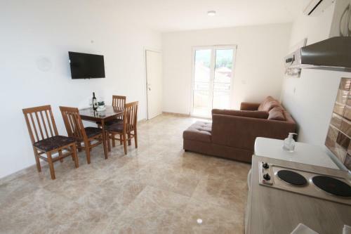 Apartment With Pool Tomic Boka Bay