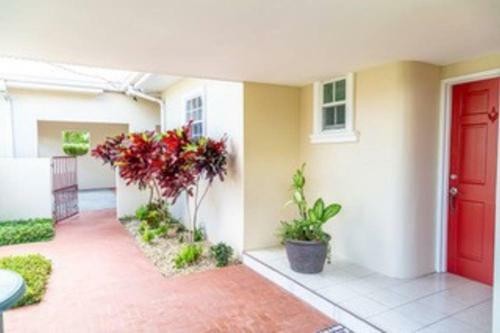 Attractive 4 Br House, 3 Min Walk To Reduit Beach