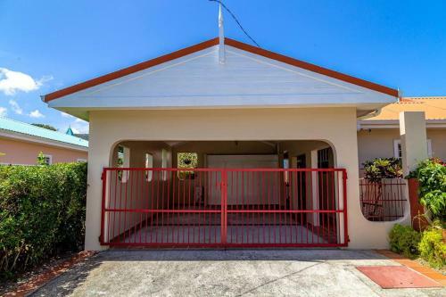 Attractive 4 Br House, 3 Min Walk To Reduit Beach