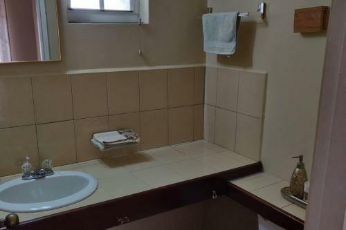 Attractive 4 Br House, 3 Min Walk To Reduit Beach