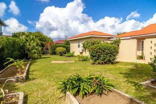 Attractive 4 Br House, 3 Min Walk To Reduit Beach