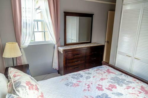 Attractive 4 Br House, 3 Min Walk To Reduit Beach